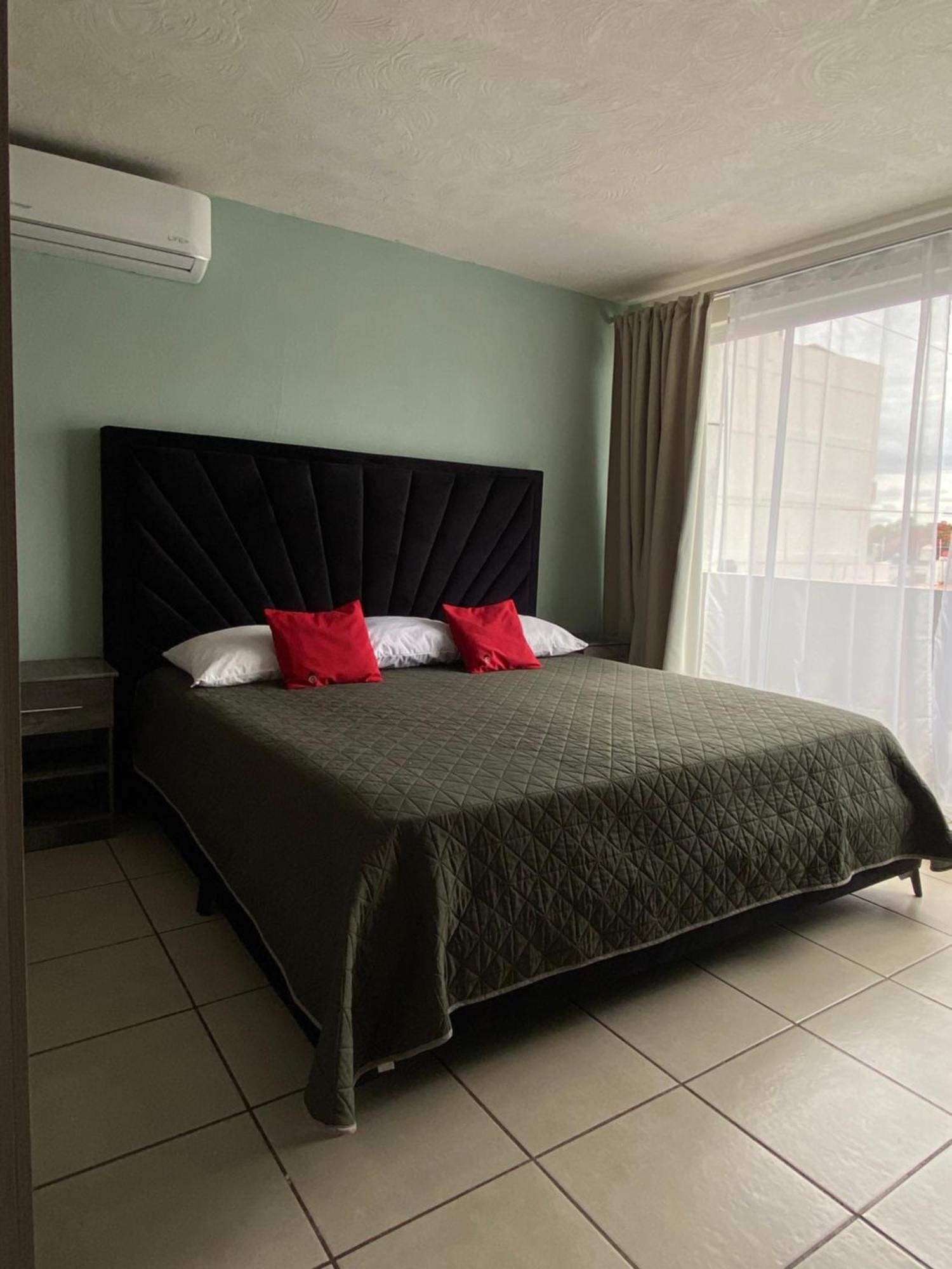 1 Venator House Boutique Aparthotel Leon Ngoại thất bức ảnh